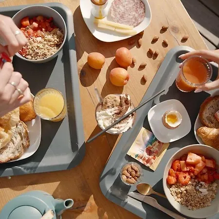 Готель Les Flots Bleus