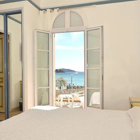 Готель Les Flots Bleus