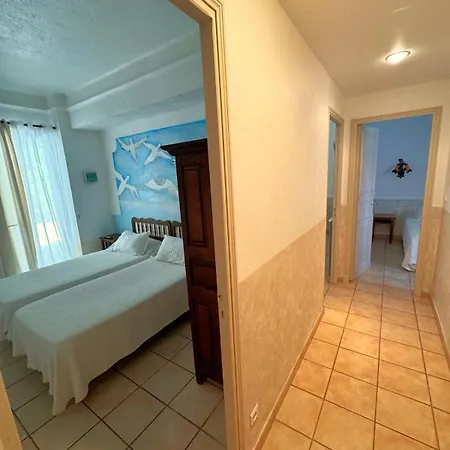 Les Flots Bleus Hotel 3*