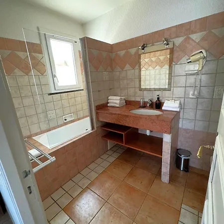 Otel Les Flots Bleus 3*