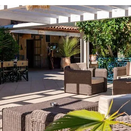 Les Flots Bleus Hotel