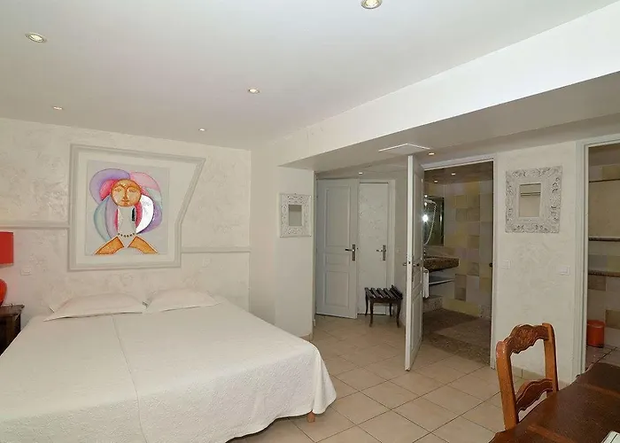 Les Flots Bleus מלון