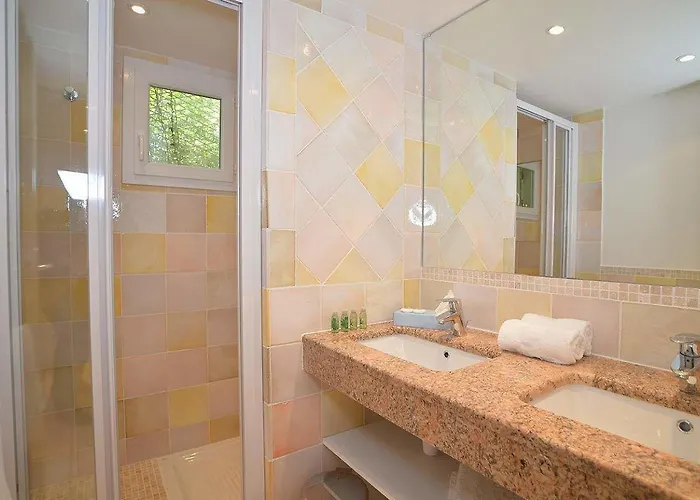 Les Flots Bleus לה לבאנדו