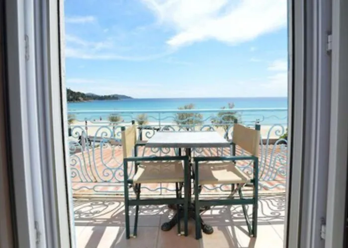 Hotel Les Flots Bleus 3*