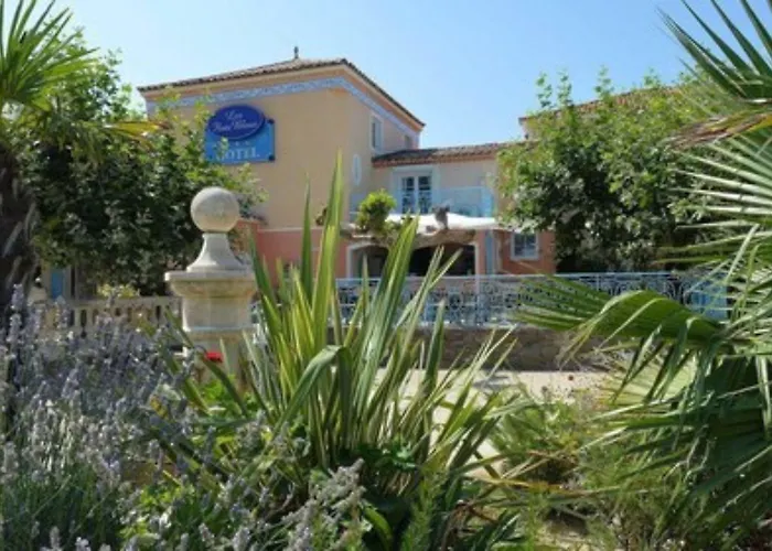 Les Flots Bleus מלון 3*