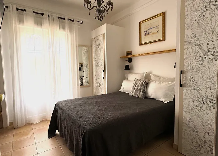 Les Flots Bleus Hotel 3*